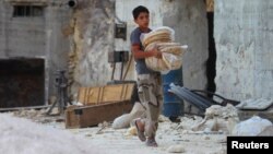 Siriýaly oglan öýüne çörek alyp barýar. 2-nji oktýabr, 2015 ý.