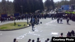 گروهی از دانشجویان دانشگاه شیراز دراعتراض به مشکلات صنفی – رفاهی، به سياست های فرهنگی اتخاذ شده توسط رييس دانشگاه شيراز تجمع کرده اند.
