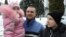Шығыс Украинадағы майданға аттанғалы тұрған 51 жастағы Игорь балалары – екі жасар Боженко және 14 жасар Назармен. Львов, 10 ақпан 2015 жыл.
