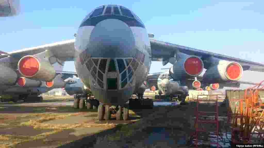 Масса этого самолета - 182 тонны, грузоподъемность - 50 тонн. В первый раз он поднялся в небо в 1982 году. Такие самолеты выпускал Чкаловский завод в Ташкенте. 