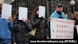 Акция протеста крымских татар под посольством России. Киев, 6 ноября 2015 года. Архивное фото