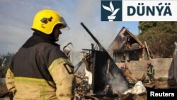 Ýangyn söndürijiler 21-nji awgustda Lwow sebitiniň etegindäki Sknyliy obasynda rus zarbasynyň urlan ýerinde.