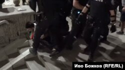 Няколко полицаи повалят Тони Липошлиев (с шалчето на врата) пред бившия партиен дом, 10 юли 2020 г.