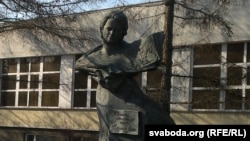 Помнік Еўдакіі Лось калі Віцебскай абласной бібліятэкі
