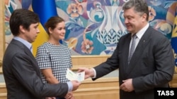 Петро Порошенко вручає українські паспорти росіянам Володимиру Федоріну й Марії Гайдар