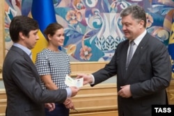 Петр Порошенко вручает украинские паспорта Маше Гайдар и журналисту Владимиру Федорину