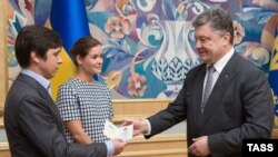 Владимир Федорин и Мария Гайдар получают украинские паспорта из рук президента страны Петра Порошенко, 4 августа 2014 года