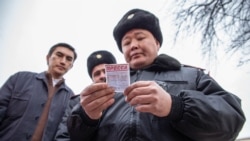 Журналистердің құжаттарын тексеріп тұрған полиция қызметкері. Алматы, 22 ақпан 2020 жыл.