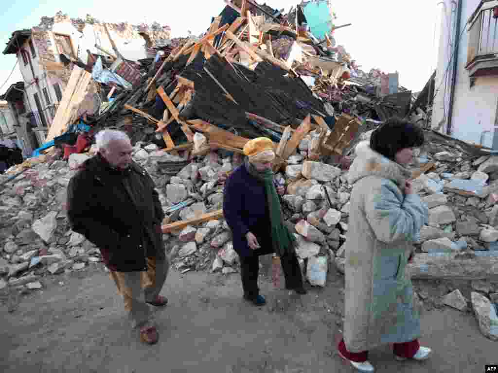 Italy -- Victims try to reach their houses shouts in the off-limits village of Onna, near the epicenter of the earthquake, in the region of the Abruzzo capital of L'Aquila, 07Apr2009 - ITALY, Onna : Victims try to reach their houses shouts on April 07, 2009 in the off-limits village of Onna, near the epicenter of the April 6, 2009 earthquake in the region of the Abruzzo capital of L'Aquila. The death toll from the powerful quake that rocked central Italy has risen to 179, with 34 people reported missing, rescue workers in the town of L'Aquila said on April 7.