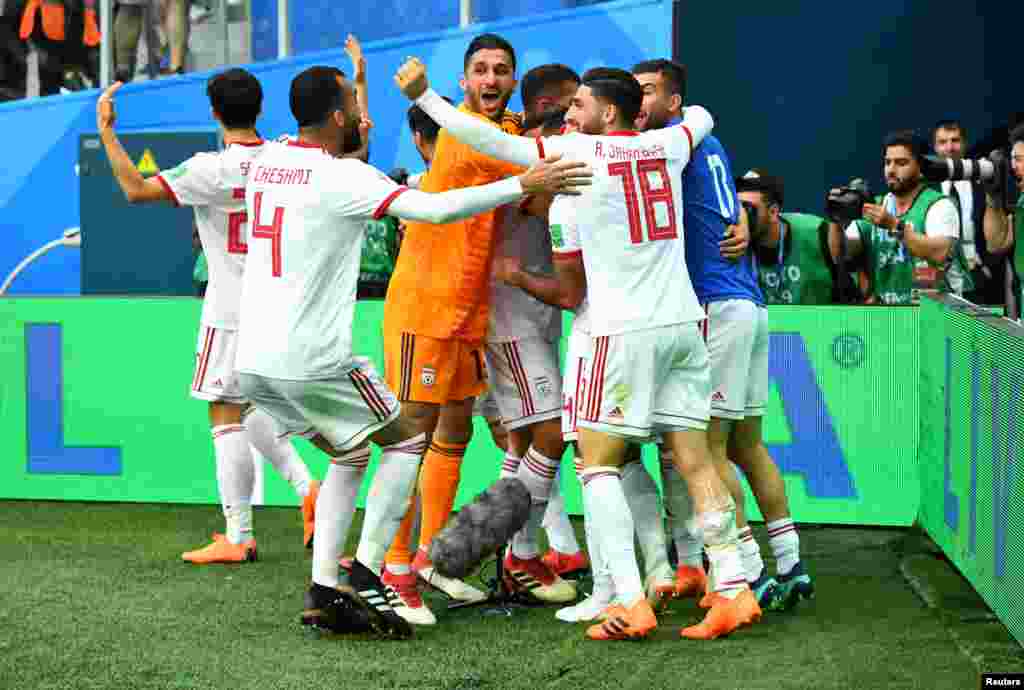 شادی بازیکنان ایران پس از پیروزی مقابل مراکش