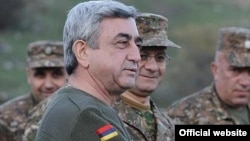 Ermənistanın prezidenti Serzh Sarkisian Qarabağdakı erməni əsgərləri arasında. 12 noyabr 2010. 