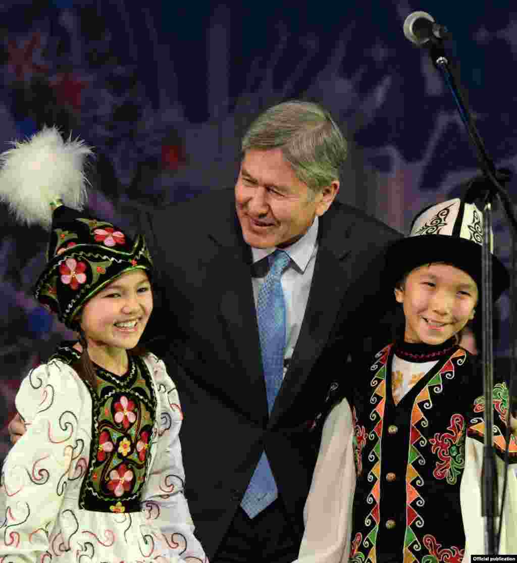 По завершению новогоднего представления детям были вручены книги с поздравлением президента Кыргызстана и сладкие подарки