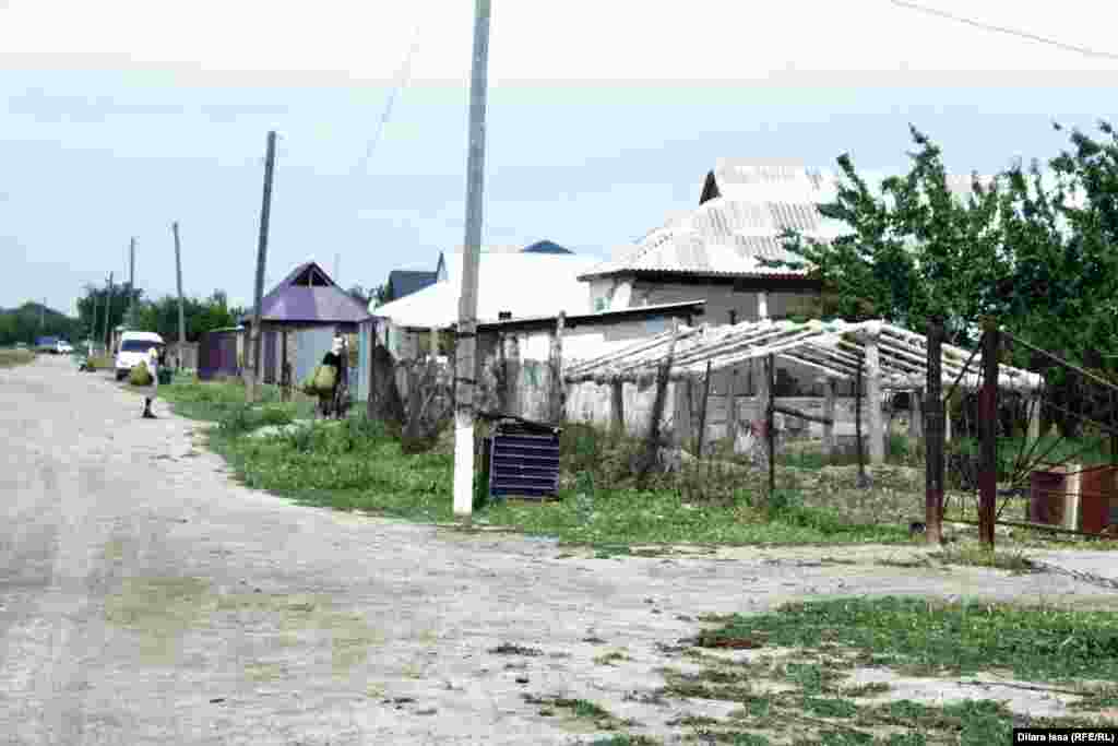 Улица села Кызылкум, на которой проживают переселенцы из Арнасая.