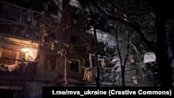 რუსეთის ავიადარტყმებით გამოწვეული აფეთქებების ტალღით დაზიანებული სახლი ზაპოროჟიეში. 2024 წლის 23 სექტემბერი