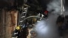 Більше половини жертв моніторинг зафіксував на Харківщині. На фото: рятувальники гасять пожежу в будівлі, пошкодженій російським обстрілом, Харків, 31 травня 2024 року
