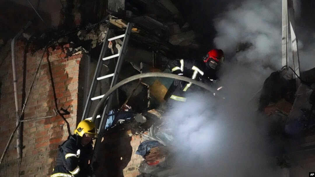 Pompierii sting un incendiu într-o clădire rezidențială din Harkov, avariată de un atac cu rachete rusești. 31 mai 2024. Fotografie ilustrativă