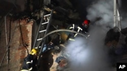 Pompierii sting un incendiu într-o clădire rezidențială din Harkov, avariată de un atac cu rachete rusești. 31 mai 2024. Fotografie ilustrativă