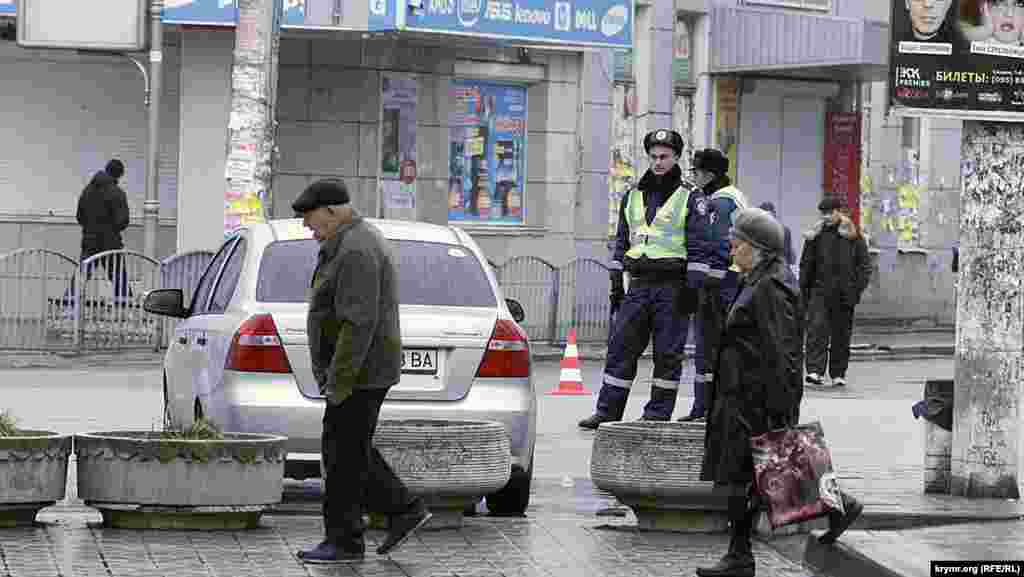 Міліцейські кордони надійно перекрили площу у квадраті проспект Кірова &ndash; Чехова &ndash; Севастопольська &ndash; зупинка маршруток біля &laquo;Сільпо&raquo;, всередині квадрату опинилася площа Леніна, Український театр і Радмін