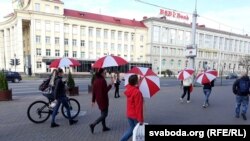 Ілюстрацыйнае фота. Акцыя салідарнасьці жанчын пад бел-чырвона-белымі парасонамі