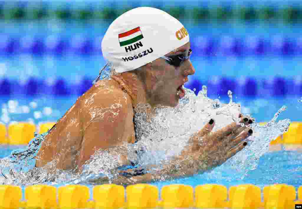 Katinka Hosszu of Hungary on her way to winning the women&#39;s 200-meter individual medley gold medal.