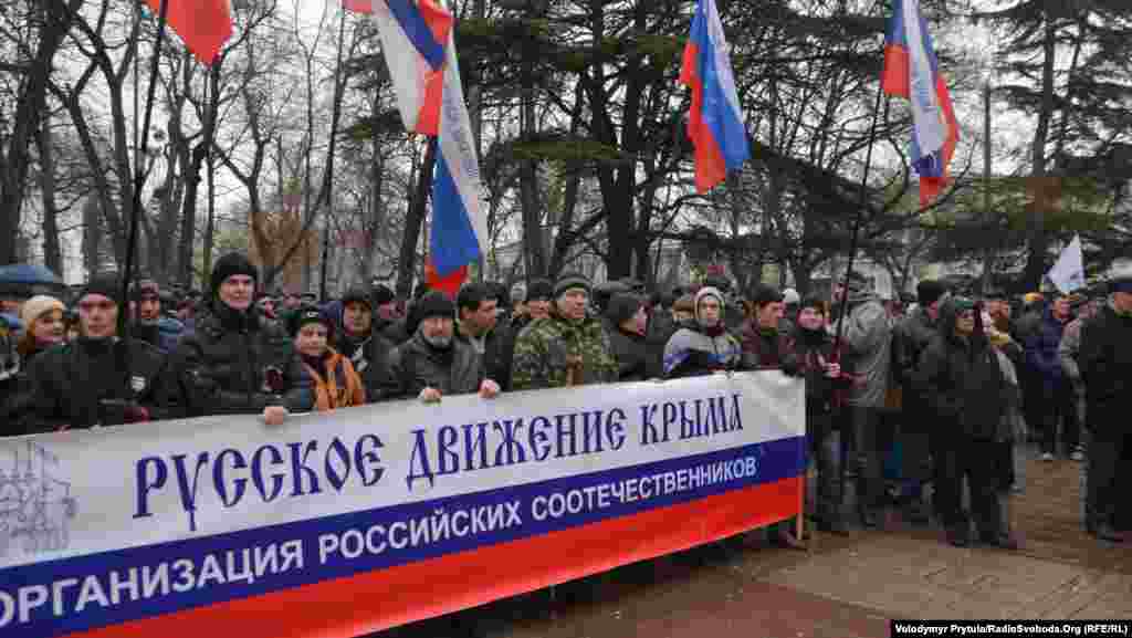 Проросійські активісти мітингують біля кримського парламенту, Сімферополь, 27 лютого