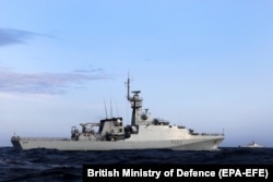 Корабль британских ВМС несет патрульную службу неподалеку от порта Дувр