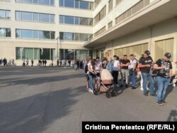 Poze trimise de Cristina Pereteatcu din Berlin, Germania. Pentru alegerile din 11 iulie, în Germania au fost deschise unsprezece sectii de votare, la Berlin - una, in cadrul unei scoli. Crisitna a fost acolo la scurt timp dupa deschiderea sectiei. Spune ca oamenii deja asteptau la coada, însă ca procesul este bine organizat și merge repede.