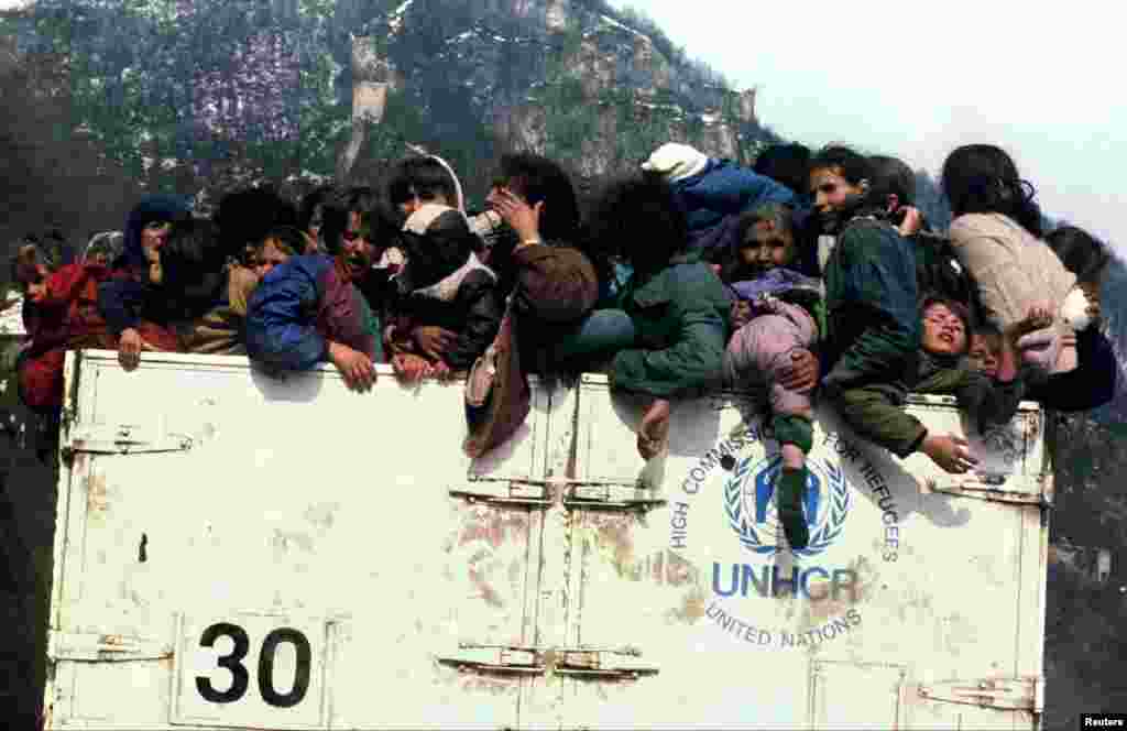 Refugiați bosniaci sînt evacuați de la Srebrenița într-un camion al Agenției ONU pentru refuguați în 31 martie 1993. Nu departe de Srebrenița, ONU înființase o zonă sigură, dar patru luni mai tîrziu, în iulie, peste 8.000 de bărbați și băieți musulmani au fost aveau să fie măcelăriți de sîrbii bosniaci, în cel mai atroce masacru de la al doilea război mondial încoace. 