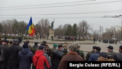 Din perspectiva agricultorilor protestatari, ceremonia de depunere a coroanei la statuia lui Ștefan cel Mare, Chișinău, 24 decembrie 2020.