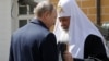 Владимир Путин (слева) беседует с патриархом Русской православной церкви Кириллом. Архивное фото