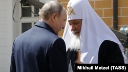 Președintele Rusiei, Vladimir Putin, și Patriarhul Kirill al Moscovei, în 4 mai 2017. Kirill e un susținător categoric al oricărei decizii a Kremlinului. 