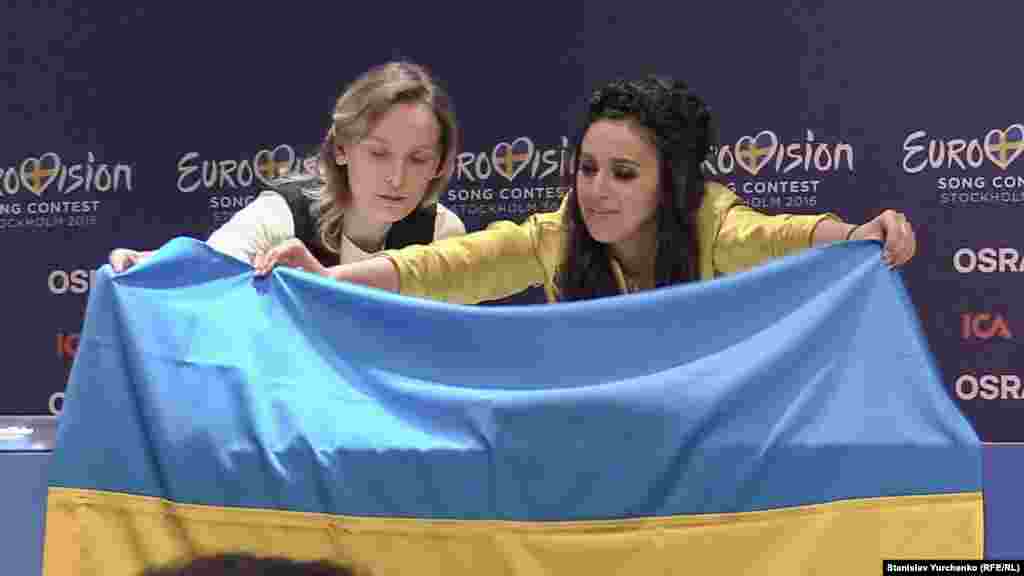 На пресс-конференции после второго полуфинала Джамала развернула украинский флаг