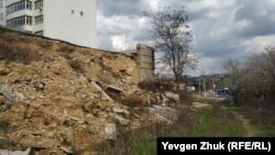Обвалившаяся подпорная стена спустя два года после обрушения, апрель 2021 года
