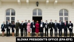 Президентка Словаччини Зузана Чапутова і міністри на той час нового уряду Словаччини, 21 березня 2020 року
