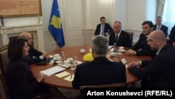 Pamje nga një prej takimeve ndërmjet presidentes së Kosovës, Atifete Jahjaga, me disa prej liderëve të partive politike në Kosovë