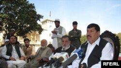 د ننګرهار والي ګل اغا شیرزی له ملي سوراګر عبدالوهاب سره یو ځای خبریالانو ته خبرې کوي . 