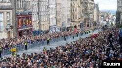 Ediburgh: mii de oameni urmăresc procesiunea funerară, încheiată la Catedrala St. Giles, unde sicriul Reginei Elisabeta rămâne până marți. Scoția, 12 septembrie 2022