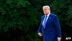 Presidenti amerikan, Donald Trump, pak çaste pasi ka arritur në oborrin e Pallatit mbretëror në Holandë.