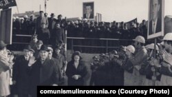 19 octombrie 1977. Ceaușescu vizitează șantierul de la metrou, punctul Piața Unirii. 