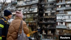 რუსეთის შეტევის შედეგად დაზიანებული საცხოვრებელი კორპუსი კიევში.