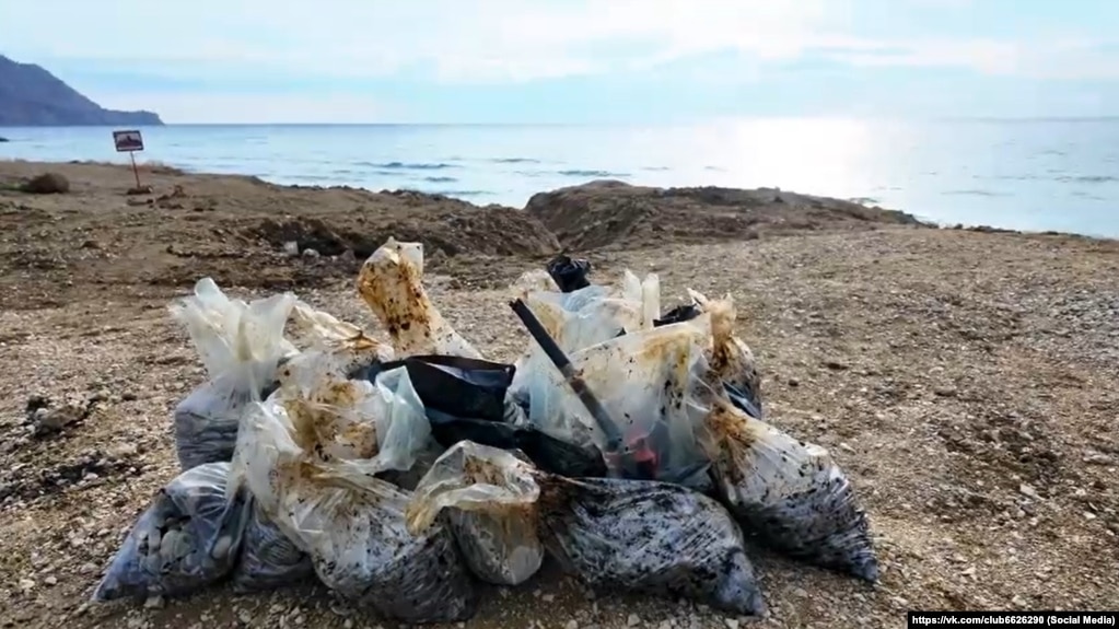 Мазут потрапив в Азовське море внаслідок аварії двох російських танкерів у Керченській протоці наприкінці 2024 року