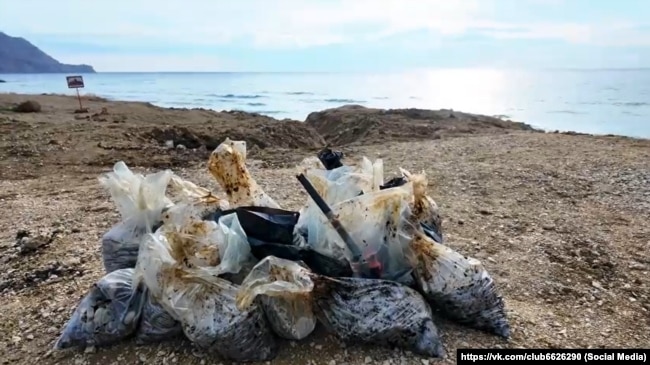 Зібраний волонтерами на узбережжі Судака мазут з російських танкерів, які зазнали аварії в Керченській протоці 15 грудня 2024 року, 9 січня 2025 року
