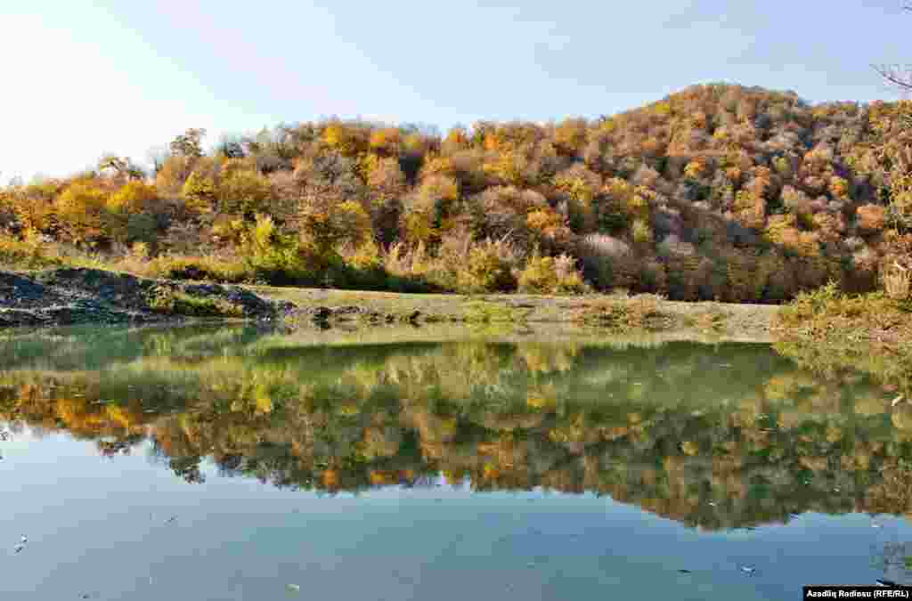 Nohur gölü Qəbələnin Nohur Qışlaq kəndi ərazisində yerləşir. Göl Bakı - Qəbələ yolunun sağ tərəfindədir.