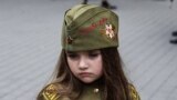 Одетые в форму так называемых зеленых человечков российские военные демонстрировали оружие юным симферопольцам, 23 февраля 2020 года