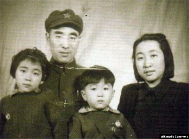 Маршал Линь Бяо с семьей. 1940-е годы. В центре – маленький Линь Лиго