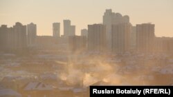 Пелена дыма над частными домами с печным отоплением в Астане.