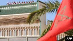 Национальный флаг Марокко, вывешенный у королевского дворца