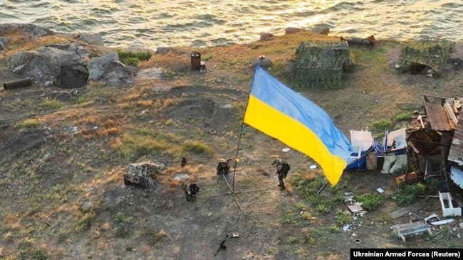 Украина. Остров Змеиный, украинские военные устанавливают флаг на острове, 7 июня 2022 года
