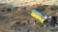 Украинские бойцы устанавливают национальный флаг на острове Змеиный в Черном море. Фото опубликовано 7 июля 2022 года