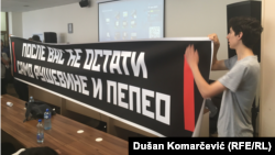 U salu u kojoj se odvijala prezentacija aktivisti organizacije Ne(da)vimo Beograd uneli su transparent 